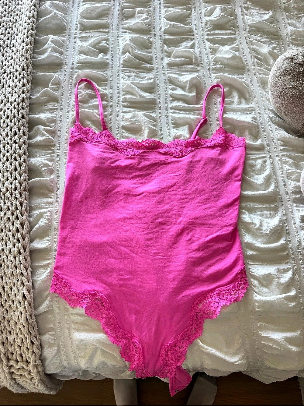 SKIMS Lace-Trimmed Cami Bodysuit Lace-Trim Bodysuit in Pink Size M